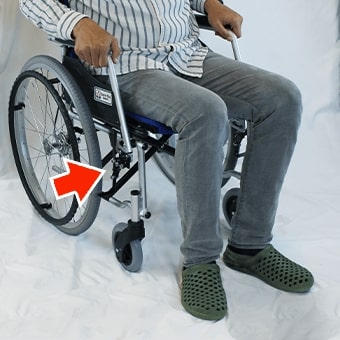 happicomasikogi11車椅子に腰掛ける