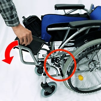 車椅子のフットレッグサポートを下げる