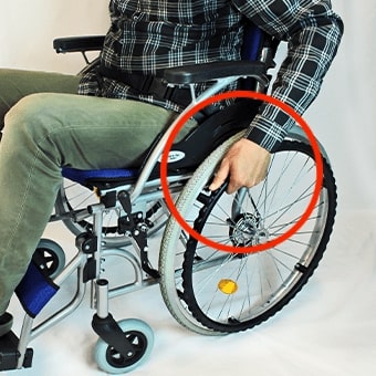 自走式車椅子の後輪を動かすハンドリム